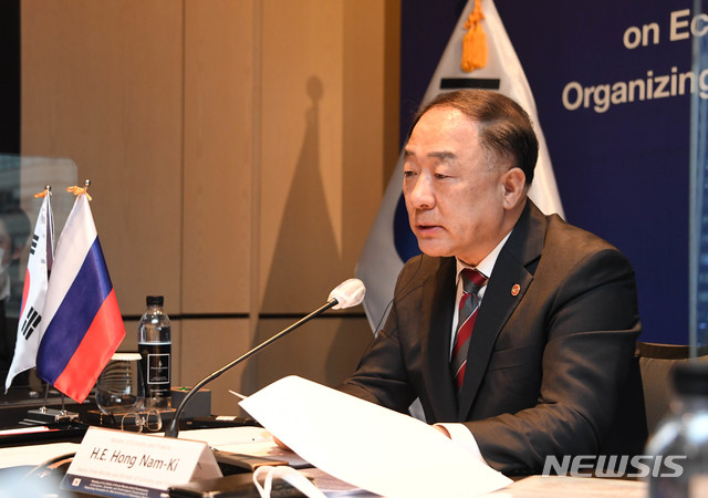 [서울=뉴시스]박주성 기자 = 홍남기 부총리 겸 기획재정부 장관이 27일 오후 서울 광화문 포시즌스호텔에서 유리 트루트네프 러시아 부총리와의 '한-러 수교30주년 준비위원장 겸 경제공동위 수석대표간 화상회의'에 참석, 모두발언을 하고 있다. (사진=기획재정부 제공). 2020.10.27. photo@newsis.com