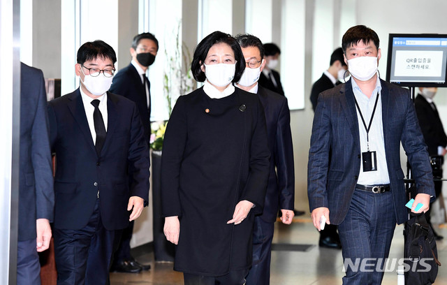[서울=뉴시스] 사진공동취재단 = 박영선 중소벤처기업부 장관이 27일 오후 서울 강남구 삼성서울병원 장례식장에 마련된 고 이건희 삼성그룹 회장의 빈소를 조문한 뒤 나서고 있다. 2020.10.27.&nbsp; photo@newsis.com