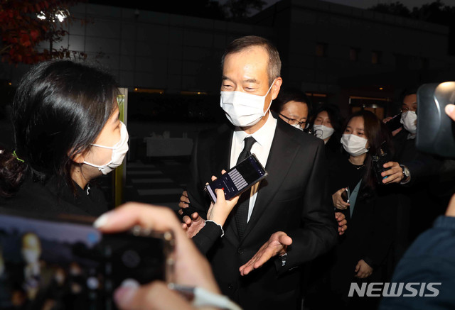 [서울=뉴시스] 사진공동취재단 = 최치훈 삼성물산 사장이 27일 오후 서울 강남구 삼성서울병원 장례식장에 마련된 고 이건희 삼성그룹 회장의 빈소를 조문한 뒤 취재진 질문에 답변하고 있다. 2020.10.27.&nbsp; photo@newsis.com