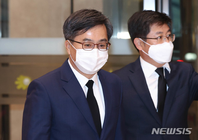 [서울=뉴시스] 김병문 기자 = 김동연 전 경제부총리 겸 기획재정부 장관이 27일 오후 고 이건희 삼성그룹 회장의 빈소가 마련된 서울 강남구 삼성서울병원 장례식장으로 들어서고 있다. (공동취재사진) 2020.10.27.&nbsp; photo@newsis.com 