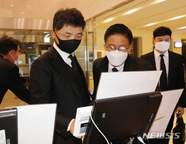 [서울=뉴시스] 김병문 기자 = 김범수 카카오 의장이 27일 밤 고(故) 이건희 삼성그룹 회장의 빈소가 마련된 서울 강남구 서울삼성병원 장례식장에 조문을 위해 도착, QR 출입증을 발급받고 있다. (공동취재사진) 2020.10.27. photo@newsis.com