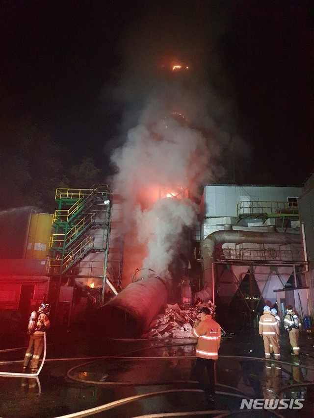 28일 새벽 화재가 발생한 동두천시 쓰레기처리시설에서 소방대원들이 진화작업을 벌이고 있다. (사진=동두천소방서 제공)