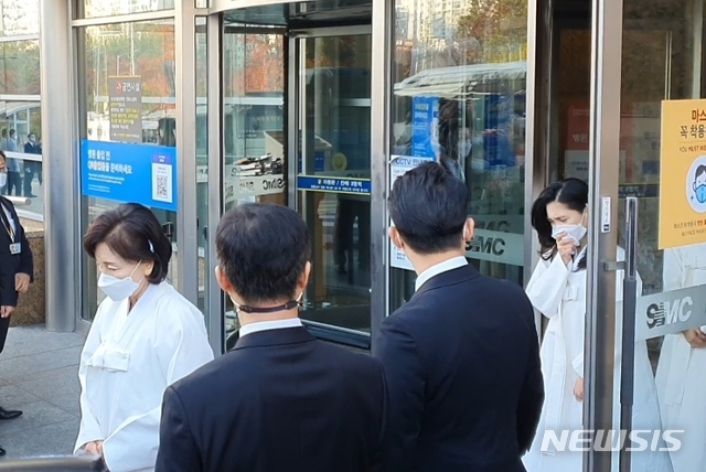 [서울=뉴시스] 홍라희 전 리움미술관장과 이재용 삼성전자 부회장, 이부진 호텔신라 사장이 고 이건희 삼성 회장의 영결식이 진행된 삼성서울병원에서 나오고 있다. 2020.10.28.(사진=고은결 기자)
