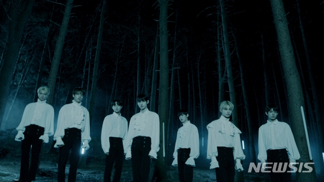 [서울=뉴시스]그룹 '엔하이픈(ENHYPEN)'. (사진=빌리프랩 제공) 2020.10.28. photo@newsis.com