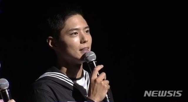 [서울=뉴시스] '2020 대한민국해군 호국음악회' MC를 맡은 박보검. (해군 유튜브 캡처)