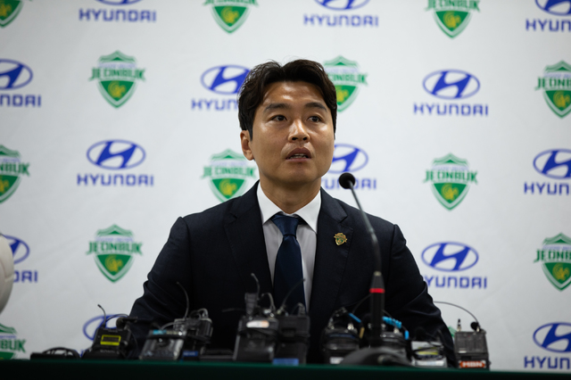 [서울=뉴시스] K리그의 살아있는 전설 이동국(41·전북)이 은퇴 기자회견을 하고 있다. (사진=전북 현대 제공) 