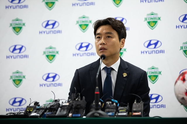 [서울=뉴시스] '라이언킹' 이동국(41·전북)이 은퇴 기자회견을 하고 있다. (사진=전북 현대 제공) 