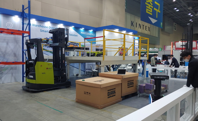LGU+, 로봇 전시회서 5G 무인지게차∙물류로봇 선보여