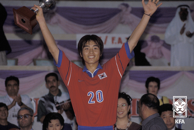 [서울=뉴시스] 1998년 AFC 청소년대회 시상식에서 득점왕을 수상하고 있는 이동국. (사진=대한축구협회) 