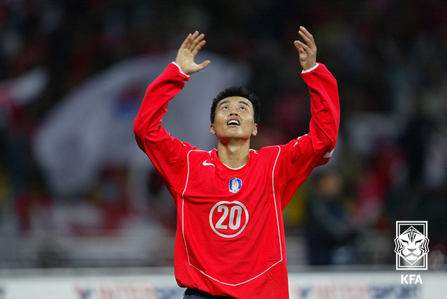 [서울=뉴시스] 2004년 독일과의 친선경기에서 득점 후 세리머니를 하고 있는 이동국. (사진=대한축구협회)