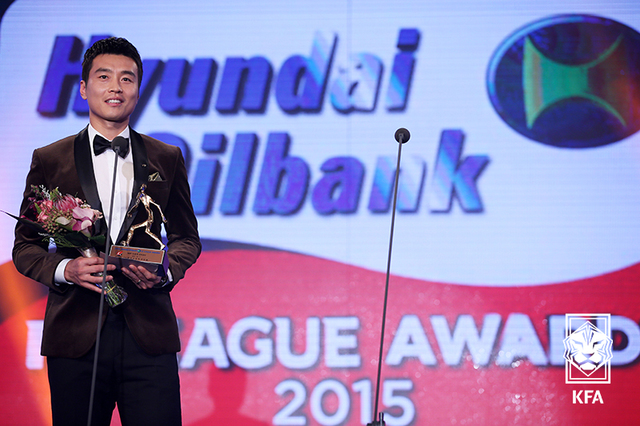 [서울=뉴시스] 2015년 현대오일뱅크 K리그 대상 시상식에서 클래식 MVP를 수상한 이동국. (사진=대한축구협회)