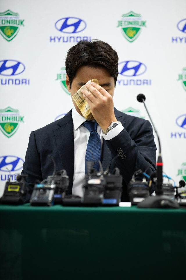 [서울=뉴시스] 23년 축구 인생의 마침표를 찍은 이동국(41)이 눈물을 흘렸다. (사진=전북 현대 제공)