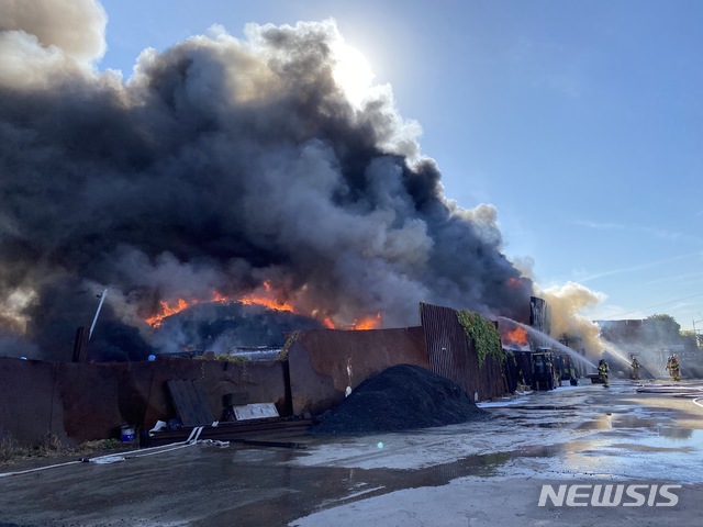 [인천=뉴시스] 김동영기자=28일 오후 1시55분께 인천 연수구 동춘동의 한 폐기물 처리장에서 불이났다는 신고가 접수돼 소방당국이 진화작업을 벌이고 있다. 2020.10.28dy0121@newsis.com