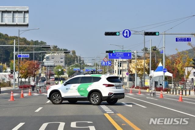 [서울=뉴시스] 17일 기획재정부가 발표한 '2021년 경제정책방향' 자료를 보면 미래차, 바이오, 시스템반도체를 우리나라의 미래 먹거리 산업으로 키우기 위한 '혁신성장 빅3 추진회의'가 앞으로 격주로 열린다. 사진은 도로교통공단이 실시한 자율주행차 교차로 주행 실증에서 차량이 비보호 유턴을 하고 있다. 2020.10.28 (사진 = 도로교통공단 제공)