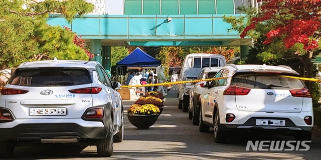 [포천=뉴시스] 이호진 기자 = 28일 학생과 교직원 등 8명이 추가로 신종 코로나바이러스 감염증(코로나19) 확진 판정을 받으면서 확진자가 10명으로 늘어난 포천시 A초교에서 보건당국 관계자들이 학생들의 검채를 채취하고 있다. 2020.10.28. asake@newsis.com