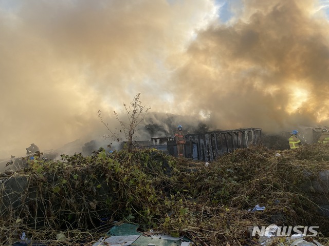 [인천=뉴시스] 김동영 기자=28일 오후 1시55분께 인천 연수구 동춘동의 한 폐기물 처리장에서 불이나 소방당국이 진화작업을 벌이고 있다. dy0121@newsis.com 