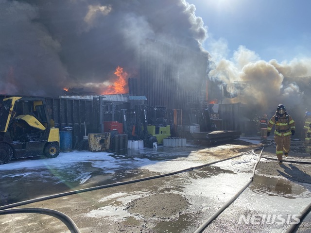 [인천=뉴시스] 김동영 기자=28일 오후 1시55분께 인천 연수구 동춘동의 한 폐기물 처리장에서 불이나 소방당국이 진화작업을 벌이고 있다. dy0121@newsis.com 