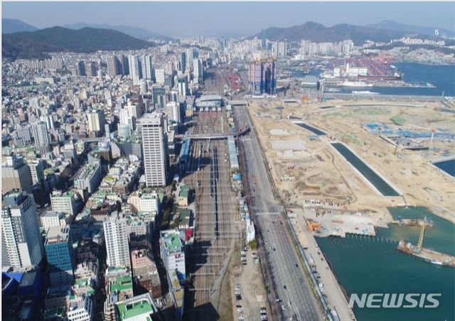  [부산=뉴시스] 허상천 기자 = 부산시는 28일 오후 5시에 파리개발공사(SEMAPA)와 공동주최한 ‘부산-세마파 철도부지 재생혁신 공동국제세미나’에서 ‘경부선 철도 직선화 등을 통한 철도부지 혁신의 회랑’ 조성계획을 발표했다.2020.10.28. (사진 = 부산시 제공) photo@newsis.com