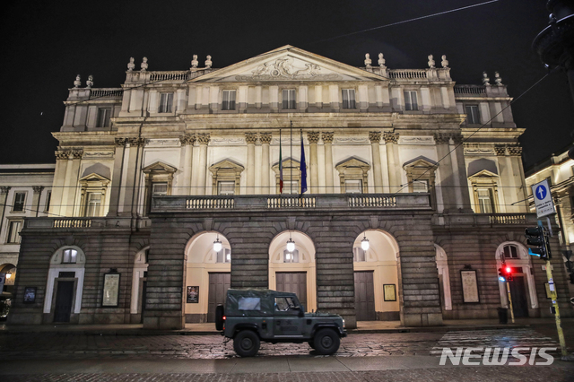 [밀라노= AP/뉴시스] 오케스트라 악단원 9명의 코로나19 감염으로 악단 전체가 격리되면서 12월 시즌의 공연을 취소한 이탈리아 밀라노의 명물 라 스칼라극장. 이 극장의 연주자 직원등 코로나19 감염자는 악단원 18명 등 총 21명에 이르렀다고 극장 대변인이 밝혔다.&nbsp;&nbsp; 