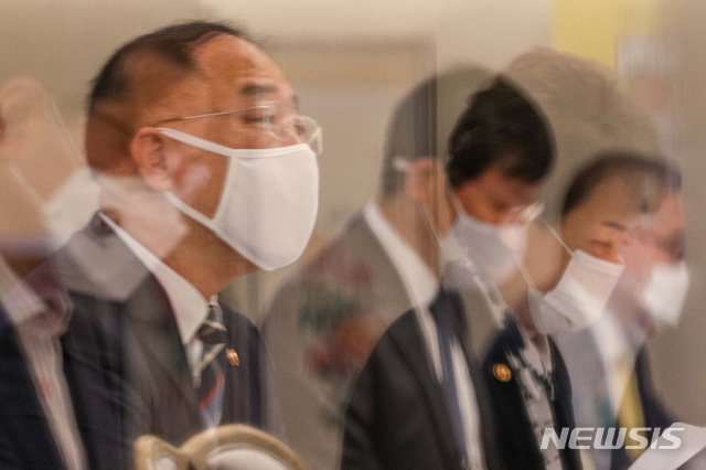 [서울=뉴시스]김명원 기자 = 홍남기 경제부총리 겸 기획재정부 장관이 28일 오전 서울 종로구 정부서울청사 국무위원식당에서 열린 제9차 부동산시장 점검 관계장관회의에 참석해 발언하고 있다. (공동취재사진) 2020.10.28.&nbsp; photo@newsis.com