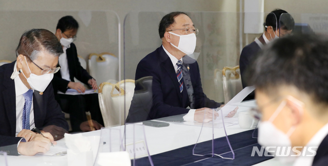 [서울=뉴시스]김명원 기자 = 홍남기 경제부총리 겸 기획재정부 장관이 28일 오전 서울 종로구 정부서울청사 국무위원식당에서 열린 제9차 부동산시장 점검 관계장관회의에 참석해 발언하고 있다. (공동취재사진) 2020.10.28. photo@newsis.com