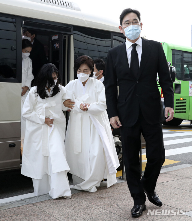 [서울=뉴시스] 사진공동취재단 = 고 이건희 삼성그룹 회장 발인이 엄수된 28일 오전 이재용 삼성정자 부회장, 홍라희 여사, 이부진 호텔신라 대표, 이서현 삼성복지재단 이사장이 차량에서 내려 서울 강남구 삼성서울병원에 마련된 영결식장으로 들어가고 있다.2020.10.28.&nbsp; photo@newsis.com