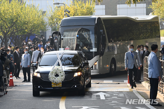 [서울=뉴시스] 사진공동취재단 = 고 이건희 삼성그룹 회장 발인이 엄수된 28일 오전 운구차량이 서울 강남구 삼성서울병원 장례식장을 빠져나가고 있다. 2020.10.28. photo@newsis.com