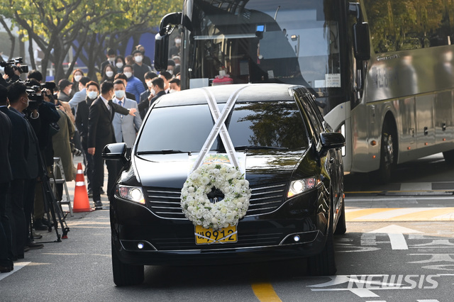 [서울=뉴시스] 사진공동취재단 = 고 이건희 삼성그룹 회장 발인이 엄수된 28일 오전 운구차량이 서울 강남구 삼성서울병원 장례식장을 빠져나가고 있다. 2020.10.28.&nbsp; photo@newsis.com