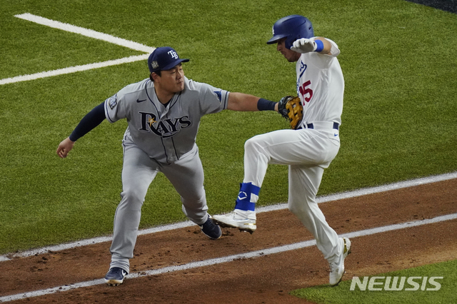 [알링턴=AP/뉴시스]탬파베이 레이스 1루수 최지만(왼쪽)이 27일(현지시간) 미 텍사스주 알링턴의 글로브 라이프 필드에서 열리고 있는 미 프로야구(MLB) LA 다저스와의 월드시리즈 6차전 3회 말 수비 중 오스틴 반스를 태그아웃시키고 있다. 탬파베이는 5회 초 1-0으로 앞서가고 있다. 2020.10.28. 