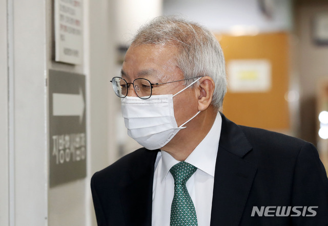 [서울=뉴시스]홍효식 기자 = '사법농단' 의혹을 받고 있는 양승태 전 대법원장이 28일 오전 서울 서초구 서울중앙지법에서 열리는 101차 공판에 출석하기 위해 법정으로 향하고 있다. 2020.10.28.&nbsp; yesphoto@newsis.com