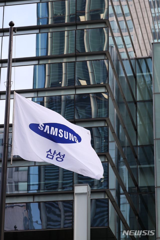 [서울=뉴시스] 사진공동취재단 = 고 이건희 삼성그룹 회장의 발인이 엄수된 28일 서울 서초구 삼성전자 서초사옥에 조기가 걸려있다. 2020.10.28.&nbsp; photo@newsis.com