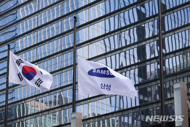 [서울=뉴시스] 사진공동취재단 = 고 이건희 삼성그룹 회장의 발인이 엄수된 28일 서울 서초구 삼성전자 서초사옥에 조기가 걸려있다. 2020.10.28. photo@newsis.com