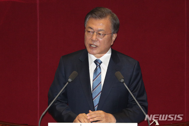 [서울=뉴시스] 김진아 기자 = 문재인 대통령이 28일 오전 서울 여의도 국회 본회의장에서 20201년도 예산안 시정연설을 하고 있다. (공동취재사진) 2020.10.28. photo@newsis.com