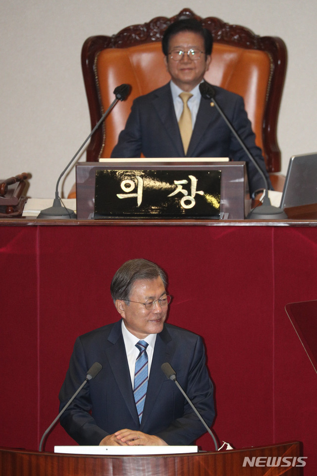 [서울=뉴시스] 김진아 기자 = 문재인 대통령이 28일 오전 서울 여의도 국회 본회의장에서 20201년도 예산안 시정연설을 하기 전 야당 의원들을 보고 있다. (공동취재사진) 2020.10.28. photo@newsis.com