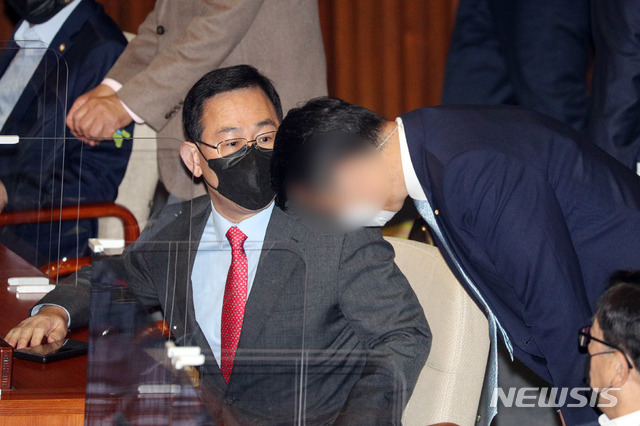 [서울=뉴시스] 최동준 기자 = 주호영 국민의힘 원내대표가 28일 오전 서울 여의도 국회에서 열린 제382회 국회 제10차 본회의에서 문재인 대통령 시정연설을 앞두고 청와대 경호처 직원이 몸수색을 요청하자 강하게 항의하고 있다. (공동취재사진) 2020.10.28. photo@newsis.com