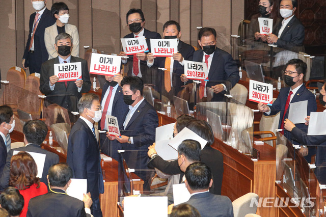 [서울=뉴시스] 김진아 기자 = 문재인 대통령이 28일 오전 서울 여의도 국회 본회의장에서 2021년도 예산안 시정연설을 마치고 본회의장을 나서고 있다. (공동취재사진) 2020.10.28.&nbsp; photo@newsis.com