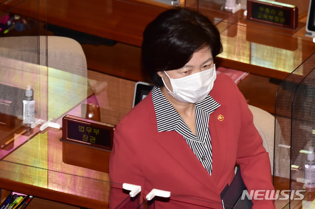 [서울=뉴시스] 최동준 기자 = 추미애 법무부 장관이 28일 서울 여의도 국회 본회의장에서 문재인 대통령의 시정연설을 경청한 후 본회의장을 나서고 있다. (공동취재사진) 2020.10.28. photo@newsis.com