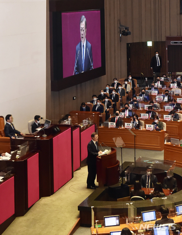 [서울=뉴시스] 최동준 기자 = 문재인 대통령이 28일 서울 여의도 국회 본회의장에서 내년도 예산안·국정 운영 방안을 다룬 시정연설을 하고 있다. (공동취재사진) 2020.10.28. photo@newsis.com