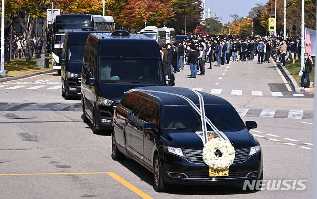 [화성=뉴시스] 김종택기자 = 고(故) 이건희 삼성그룹 회장의 운구차량이 28일 오전 경기 화성시 삼성전자 화성사업장을 빠져 나오고 있다. 2020.10.28.jtk@newsis.com