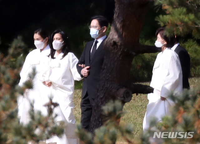 [수원=뉴시스] 고승민 기자 = 고 이건희 삼성그룹 회장 발인이 엄수된 28일 경기 수원시에 위치한 가족 선영으로 홍라희 여사, 이재용 부회장, 이부진 호텔신라 사장, 이서현 삼성복지재단 이사장이 도착하고 있다. 2020.10.28.kkssmm99@newsis.com