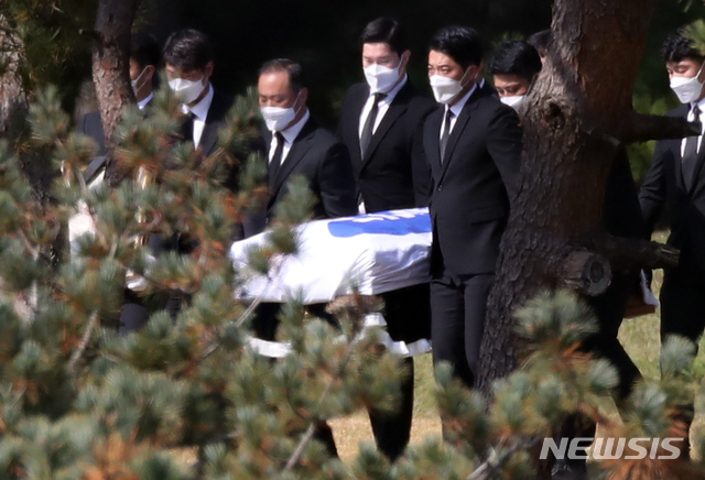 [수원=뉴시스] 고승민 기자 = 고 이건희 삼성그룹 회장 발인이 엄수된 28일 경기 수원시에 위치한 가족 선영으로 이 회장의 관이 도착하고 있다. 2020.10.28. kkssmm99@newsis.com 