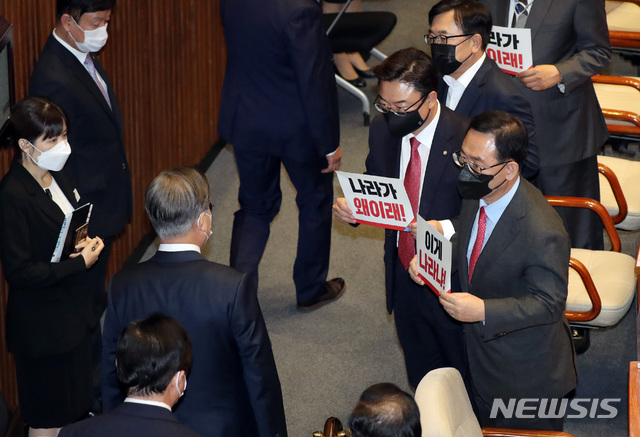 [서울=뉴시스]김선웅 기자 = 주호영 국민의힘 원내대표와 의원들이 28일 국회 본회의에서 예산안과 국정 운영 방안에 대한 시정연설을 한 뒤 퇴장하는 문재인 대통령에게 ‘나라가 왜이래!’라고 적힌 종이를 들어 보이며 시위하고 있다. (공동취재사진) 2020.10.28. photo@newsis.com