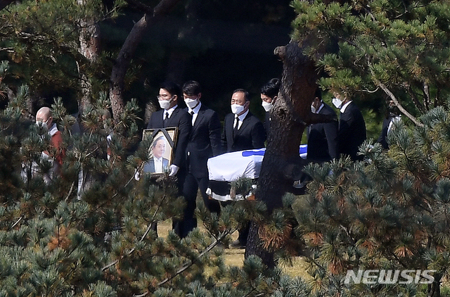 [수원=뉴시스] 고승민 기자 = 고 이건희 삼성그룹 회장 발인이 엄수된 28일 경기 수원시에 위치한 가족 선영으로 이 회장의 영정과 관이 도착하고 있다. (공동취재사진)2020.10.28. photo@newsis.com