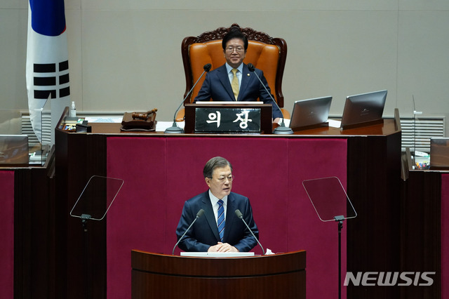 [서울=뉴시스]박영태 기자 = 문재인 대통령이 28일 서울 여의도 국회 본회의장에서 2021년도 예산안 시정연설을 하고 있다. 2020.10.28. since1999@newsis.com