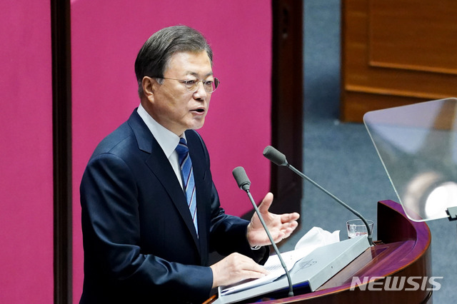 [서울=뉴시스]박영태 기자 = 문재인 대통령이 28일 서울 여의도 국회 본회의장에서 2021년도 예산안 시정연설을 하고 있다. 2020.10.28. since1999@newsis.com
