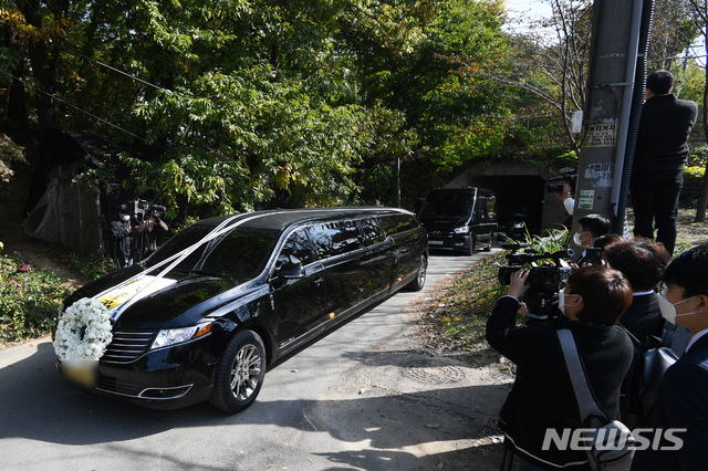 [수원=뉴시스] 고승민 기자 = 고 이건희 삼성그룹 회장 발인이 엄수된 28일 경기 수원시에 위치한 가족 선영으로 이 회장의 운구차량이 도착하고 있다. (공동취재사진)2020.10.28. photo@newsis.com