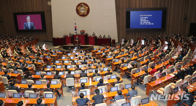 [서울=뉴시스] 최동준 기자 = 문재인 대통령이 28일 서울 여의도 국회에서 2021년도 예산안 및 기금운용 계획안에 대한 정부의 시정연설을 하고 있다. (공동취재사진) 2020.10.28.&nbsp; photo@newsis.com