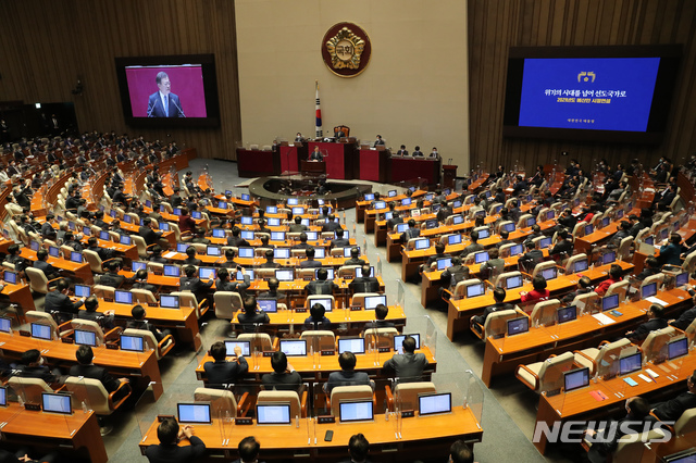 [서울=뉴시스] 최동준 기자 = 문재인 대통령이 28일 서울 여의도 국회에서 2021년도 예산안 및 기금운용 계획안에 대한 정부의 시정연설을 하고 있다. (공동취재사진) 2020.10.28. photo@newsis.com