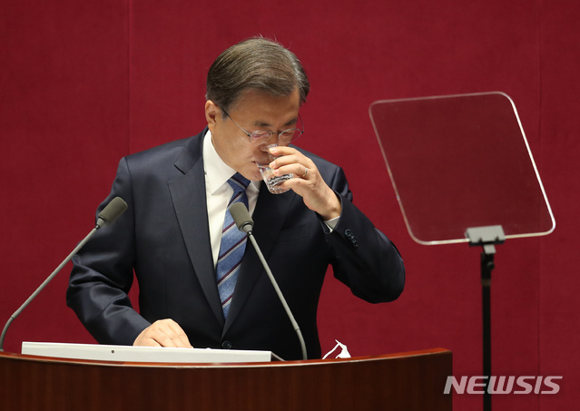 [서울=뉴시스] 최동준 기자 = 문재인 대통령이 28일 서울 여의도 국회에서 2021년도 예산안 및 기금운용 계획안에 대한 정부의 시정연설 도중 물을 마시고 있다. (공동취재사진) 2020.10.28. photo@newsis.com