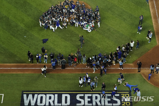[알링턴=AP/뉴시스]LA 다저스 선수들이 27일(현지시간) 미 텍사스주 알링턴의 글로브 라이프 필드에서 월드시리즈 우승 기념 촬영을 하고 있다. 다저스는 탬파베이 레이스와의 월드시리즈 6차전을 3-1로 이겨 통산 전적 4승 2패로 1988년 이후 32년 만에 월드시리즈 우승을 차지했다. 2020.10.28. 